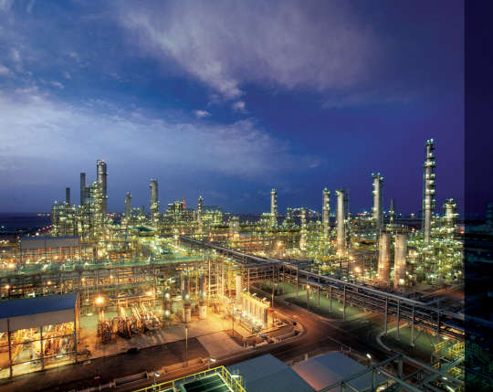 GS건설이 지난 2010년 시운전에 들어간 오만 소하르 아로마틱스 정유 플랜트 시설 모습. 이곳에서 생산하는 벤젠과 파라자일렌은 세계 최대 규모다.  GS건설 제공